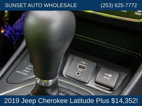Used 2019 Jeep Cherokee Latitude Plus AWD/4WD image 58