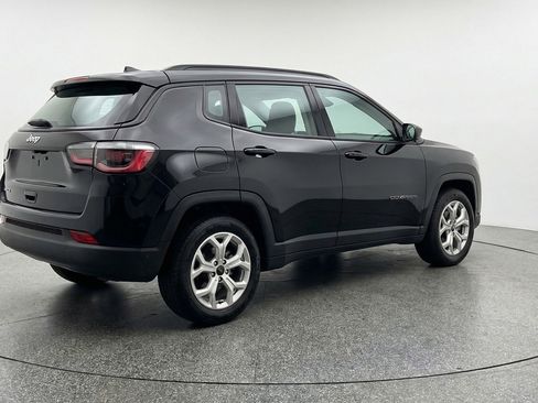 Used 2025 Jeep Compass Latitude image 9