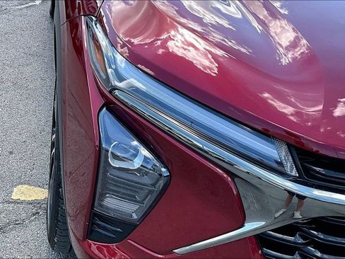 Used 2025 Chevrolet Trax RS w/ Driver Confidence Package FWD image 31