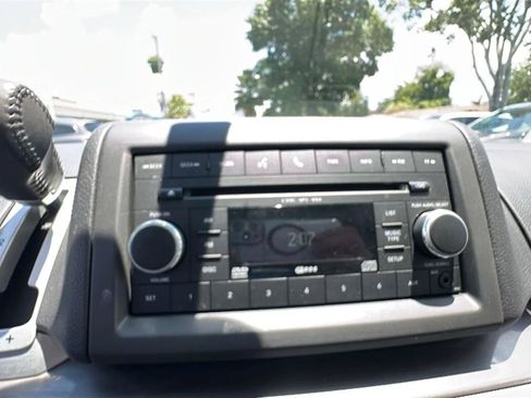 Used 2010 Volkswagen Routan SE FWD image 35