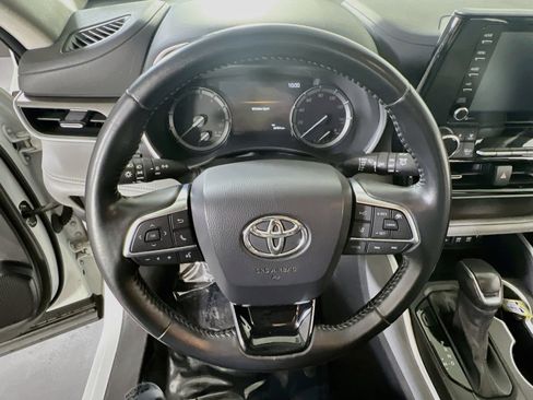 Used 2021 Toyota Highlander XLE AWD/4WD image 11