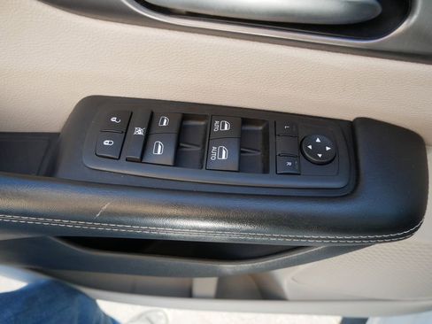 Used 2022 Chrysler Pacifica Touring-L image 15