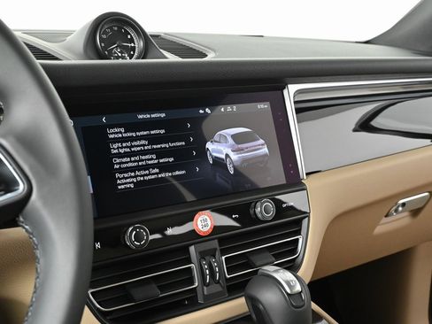 Certified 2025 Porsche Macan AWD image 12