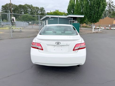 Used 2011 Toyota Camry LE FWD image 4