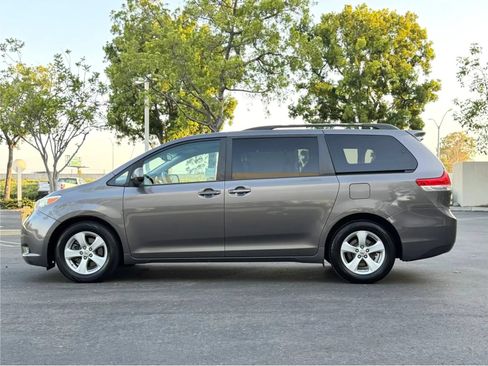 Used 2012 Toyota Sienna LE w/ Towing Pkg FWD image 7