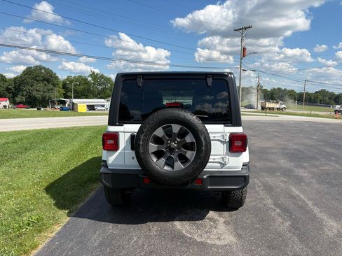 Used 2018 Jeep Wrangler Unlimited Sahara AWD/4WD image 3