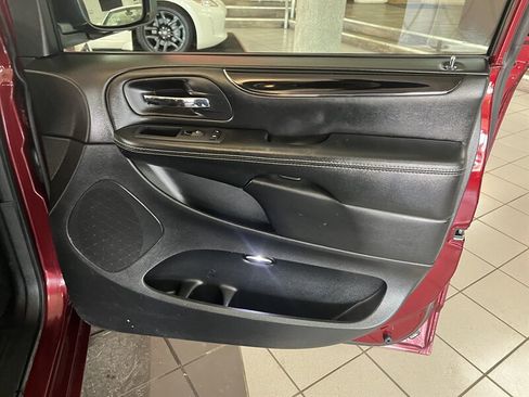 Used 2018 Dodge Grand Caravan SE image 25
