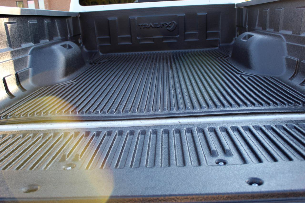 Used 2015 Ford F250 Lariat w/ Lariat Interior Package AWD/4WD image 16