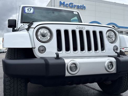 Used 2017 Jeep Wrangler Unlimited Sahara w/ Connectivity Group AWD/4WD image 13