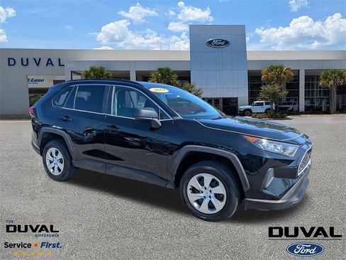 Used 2019 Toyota RAV4 LE image 1