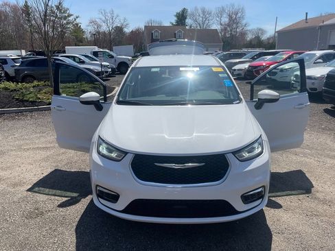 Used 2023 Chrysler Pacifica Touring-L FWD image 31