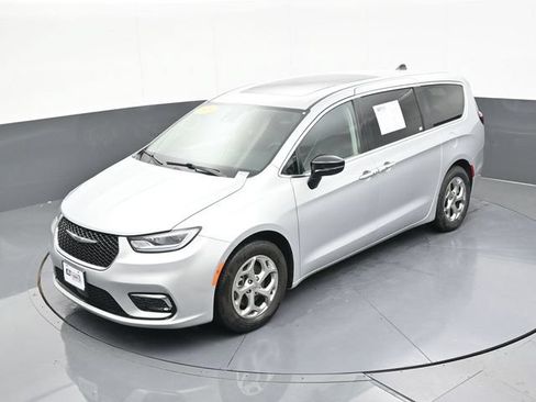 Used 2024 Chrysler Pacifica Limited FWD image 62