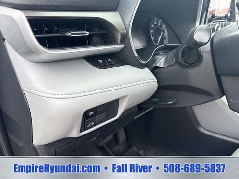 Used 2020 Toyota Highlander XLE AWD/4WD image 22