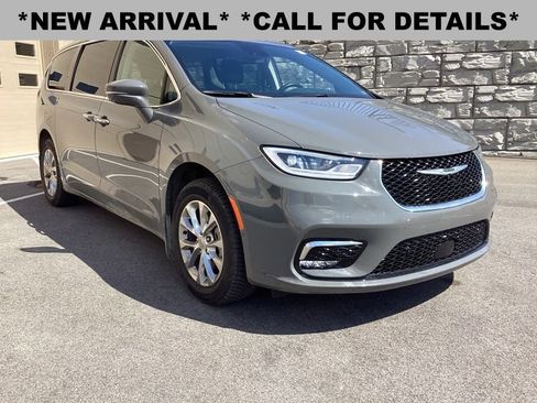 Used 2021 Chrysler Pacifica Touring-L w/ Premium & Safety Sphere Group image 2