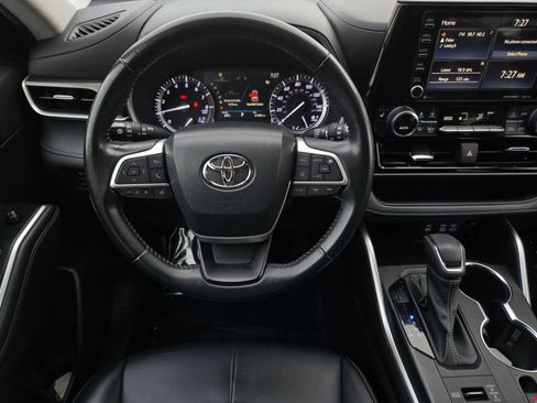 Used 2022 Toyota Highlander XLE AWD/4WD image 12