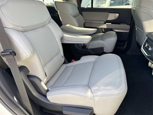 New 2025 Ford Expedition Active image 12