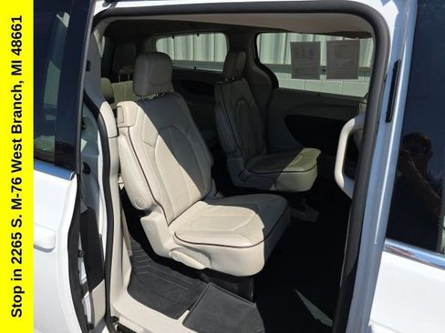 Used 2020 Chrysler Pacifica Limited FWD image 41