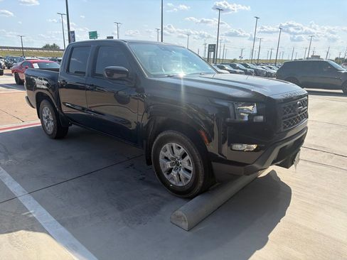 Used 2022 Nissan Frontier SV RWD image 3