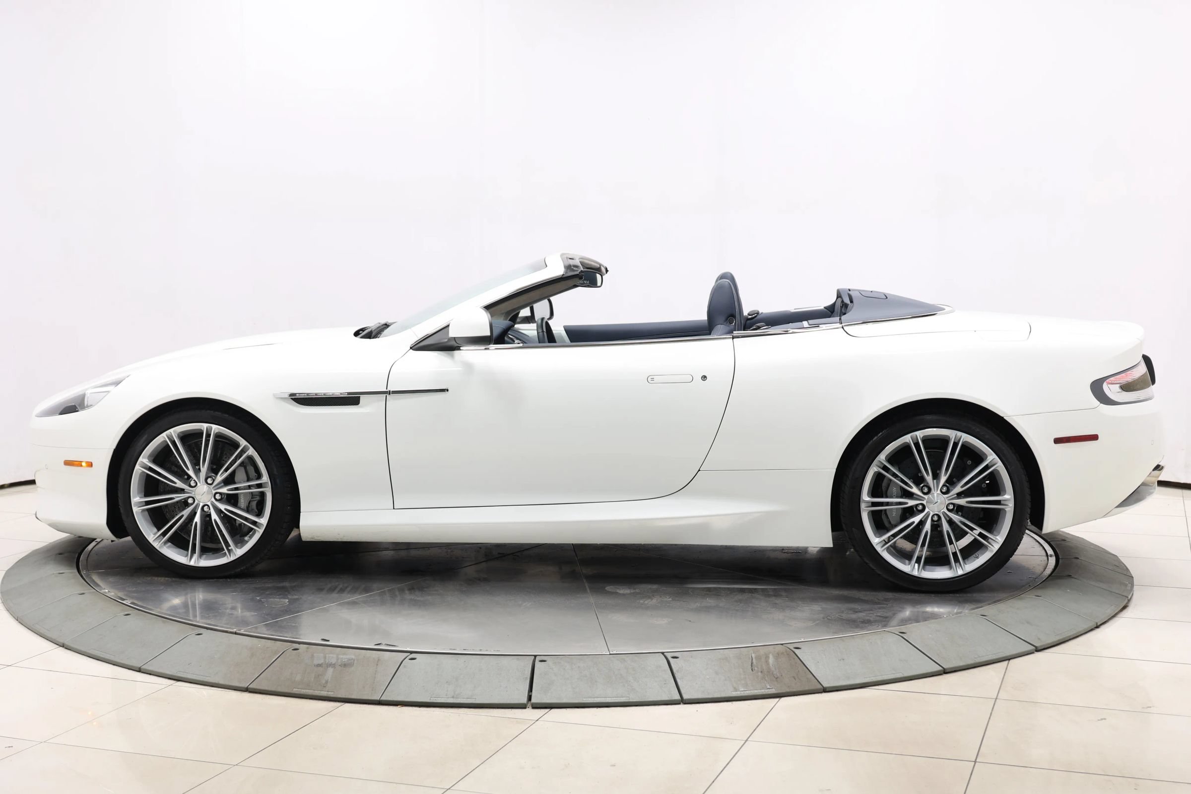 Used 2012 Aston Martin Virage Volante RWD image 9