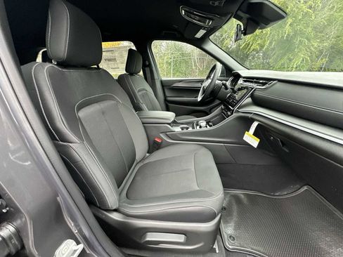 New 2025 Jeep Grand Cherokee Laredo image 23