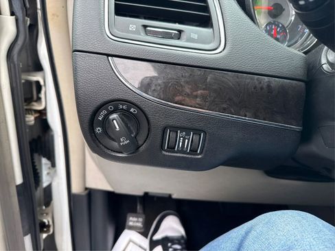 Used 2016 Chrysler Town & Country Touring FWD image 18