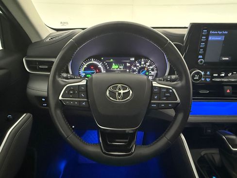 Used 2021 Toyota Highlander XLE FWD image 4