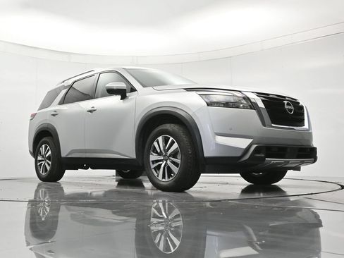 Certified 2025 Nissan Pathfinder SL FWD image 40