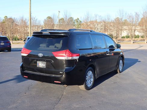 Used 2011 Toyota Sienna XLE image 13