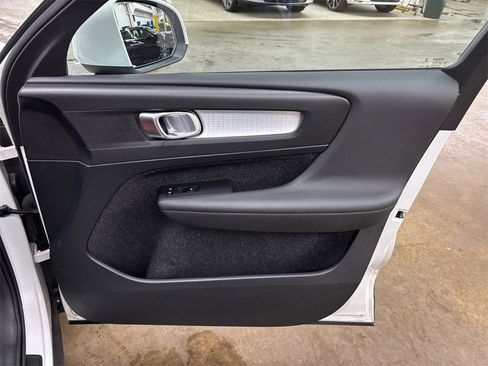 Used 2019 Volvo XC40 T4 Momentum image 20