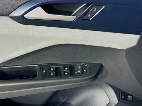 Certified 2022 Volkswagen Taos SE w/ Panoramic Sunroof Package image 11