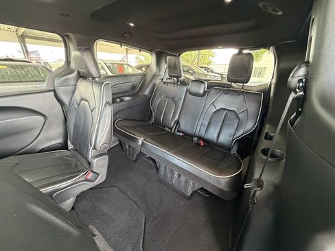 Used 2025 Chrysler Pacifica Limited FWD image 26