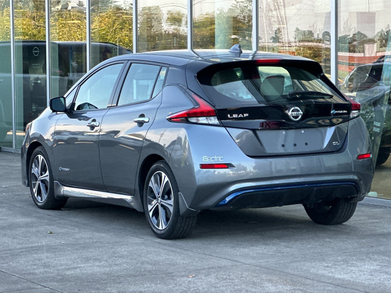 Used 2018 Nissan Leaf SL w/ SL Technology Package FWD image 5