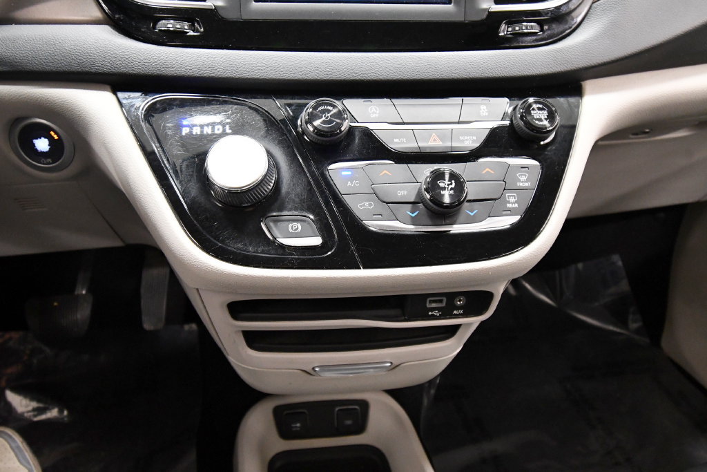 Used 2020 Chrysler Voyager Lxi FWD image 22