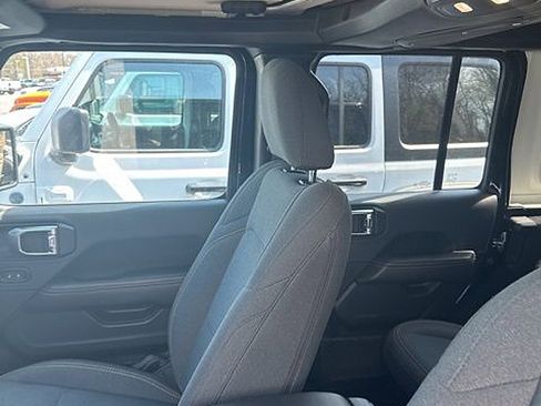 Used 2025 Jeep Wrangler Unlimited Sahara AWD/4WD image 10