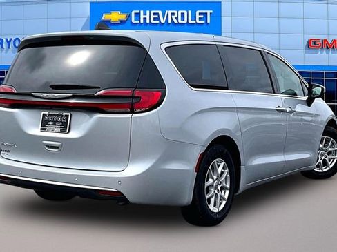 Used 2023 Chrysler Pacifica Touring-L image 5