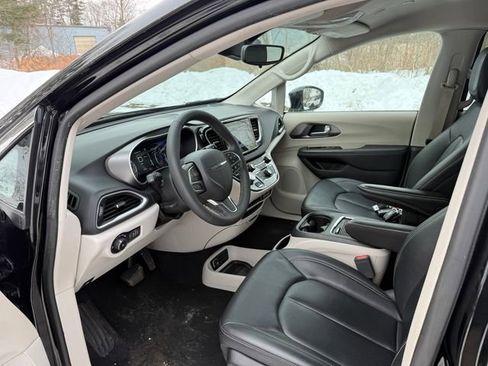 Used 2024 Chrysler Pacifica Touring-L image 3