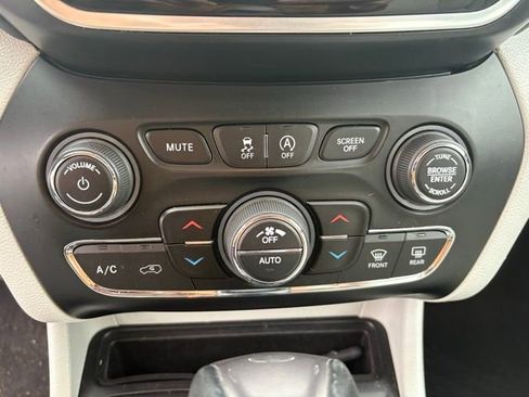 Used 2019 Jeep Cherokee Limited FWD image 20