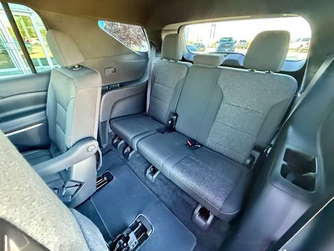 Used 2025 Chevrolet Traverse LT image 23