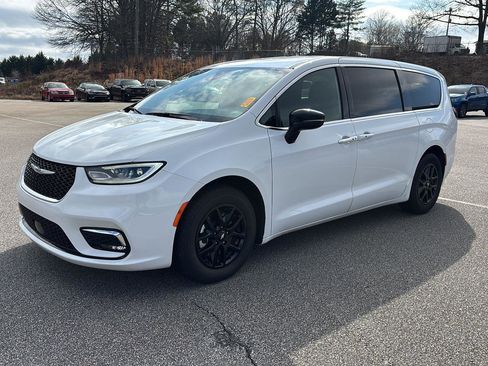 Used 2025 Chrysler Pacifica Select image 1