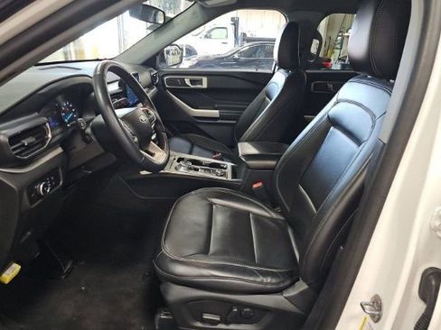 Used 2023 Ford Explorer XLT w/ Equipment Group 202A image 6