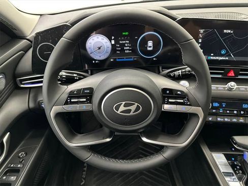 New 2025 Hyundai Elantra Limited image 24