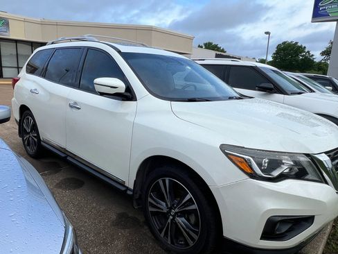 Used 2017 Nissan Pathfinder Platinum image 3