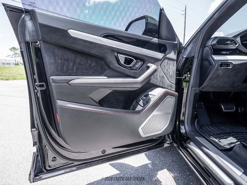 Used 2021 Lamborghini Urus AWD/4WD image 35