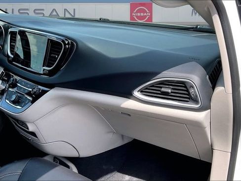 Used 2023 Chrysler Pacifica Touring-L FWD image 24