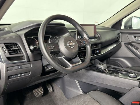 Used 2024 Nissan Rogue SV AWD/4WD image 3