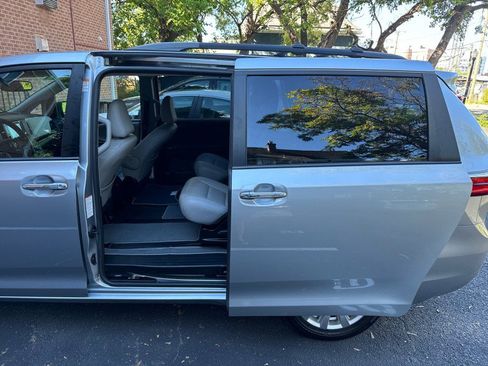 Used 2017 Toyota Sienna Limited Premium AWD/4WD image 13