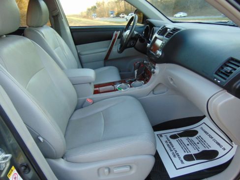 Used 2012 Toyota Highlander Limited w/ Tow Pkg image 18