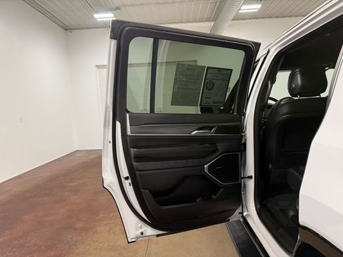 Used 2024 Jeep Wagoneer Series II image 46