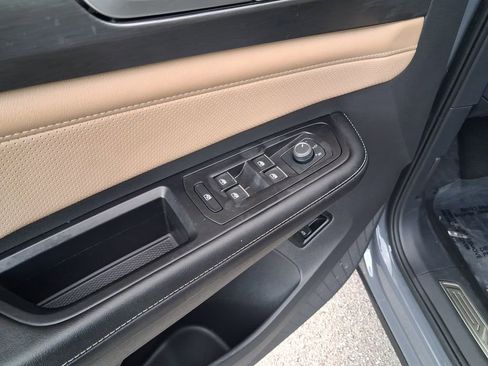 Used 2024 Volkswagen Atlas Cross Sport SE w/ Panoramic Sunroof Package FWD image 17