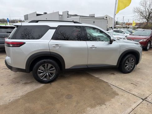 Used 2024 Nissan Pathfinder SV FWD image 11